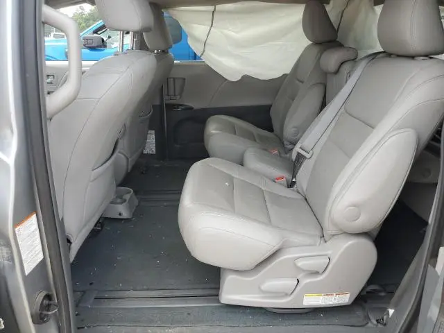 2016 TOYOTA SIENNA XLE  