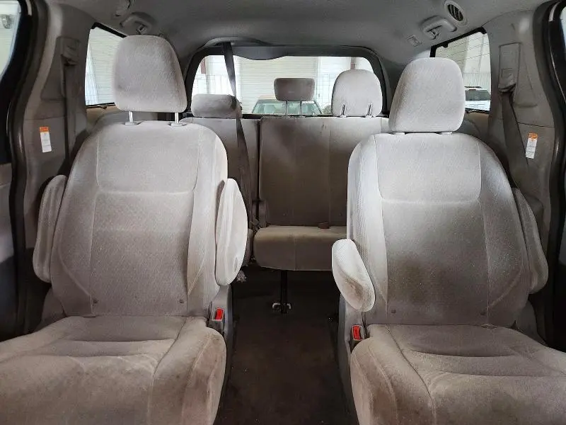2017 TOYOTA SIENNA LE  