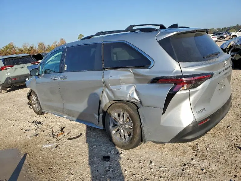 2023 TOYOTA SIENNA XLE  
