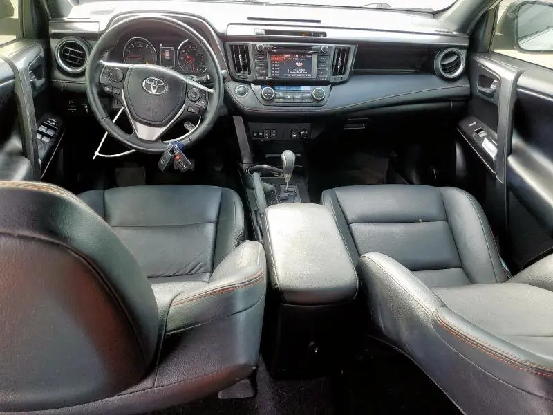 2018 TOYOTA RAV4 SE  