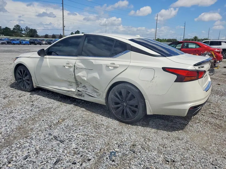 2022 NISSAN ALTIMA SR  