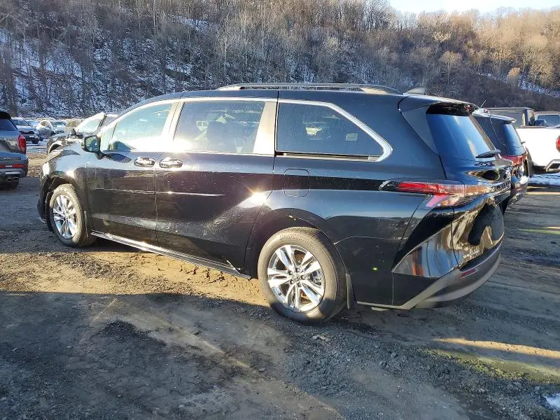 2025 TOYOTA SIENNA XLE  