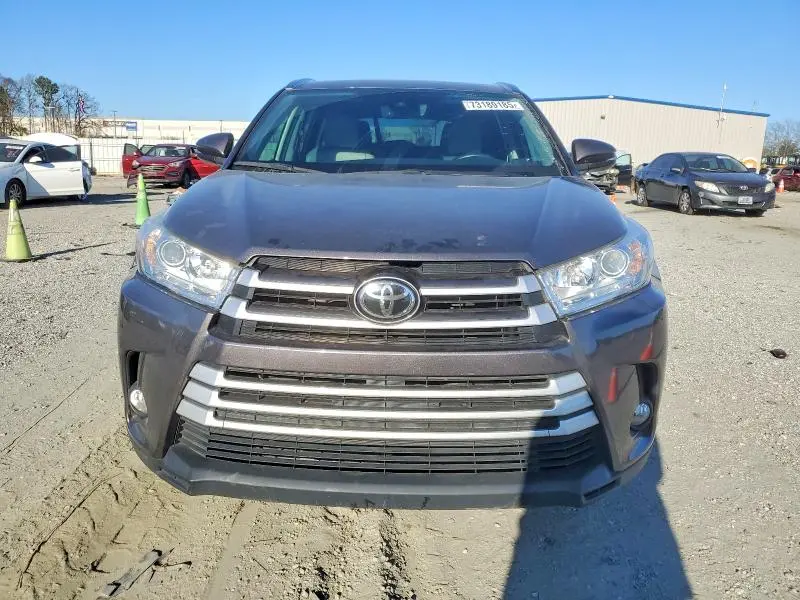 2019 TOYOTA HIGHLANDER SE  