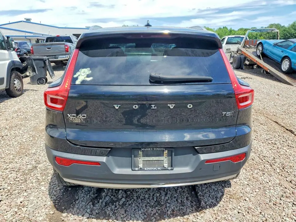 2021 VOLVO XC40 T5 MOMENTUM  