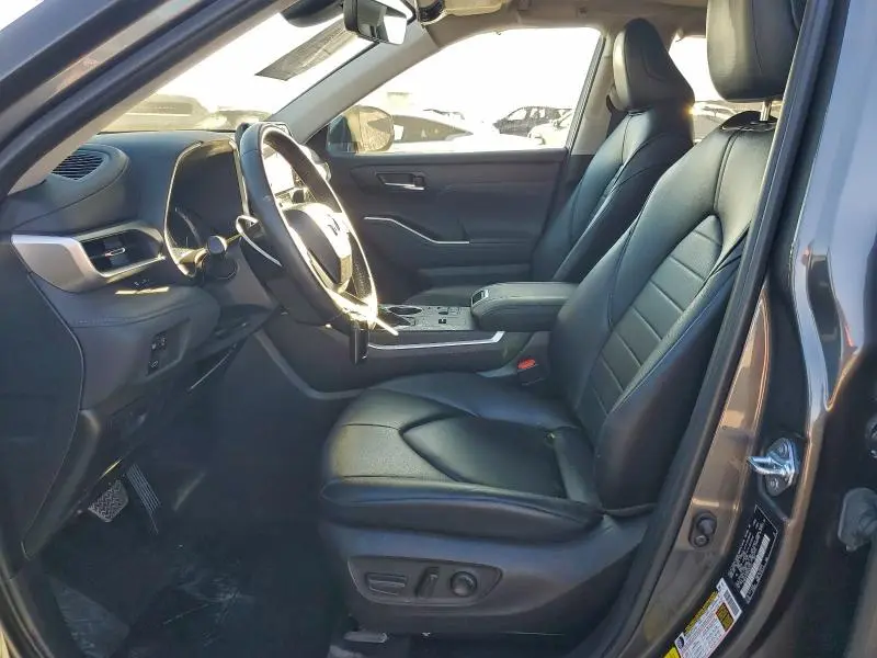 2024 TOYOTA HIGHLANDER XLE  