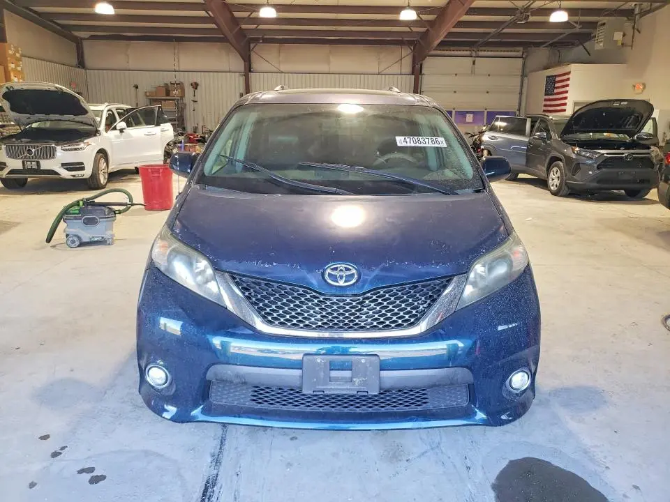 2011 TOYOTA SIENNA SE 8-PASSENGER  