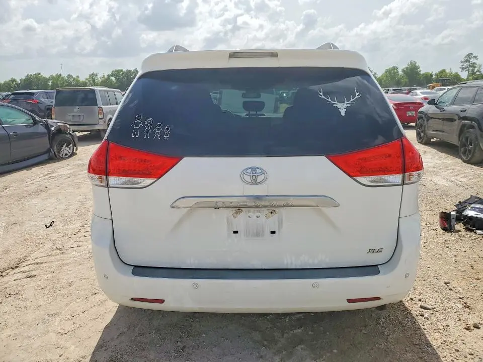 2014 TOYOTA SIENNA XLE 8-PASSENGER  
