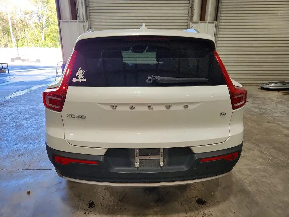 2021 VOLVO XC40 T4 MOMENTUM  