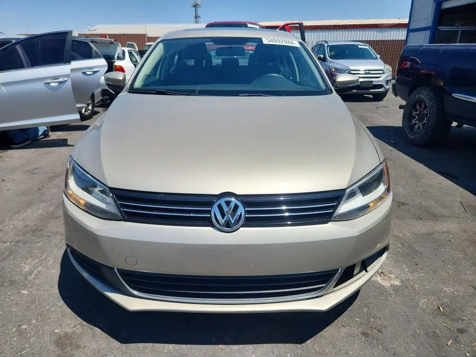 2013 VOLKSWAGEN JETTA SE  