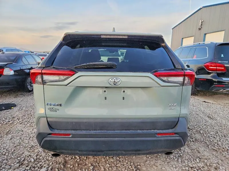 2020 TOYOTA RAV4 XLE  