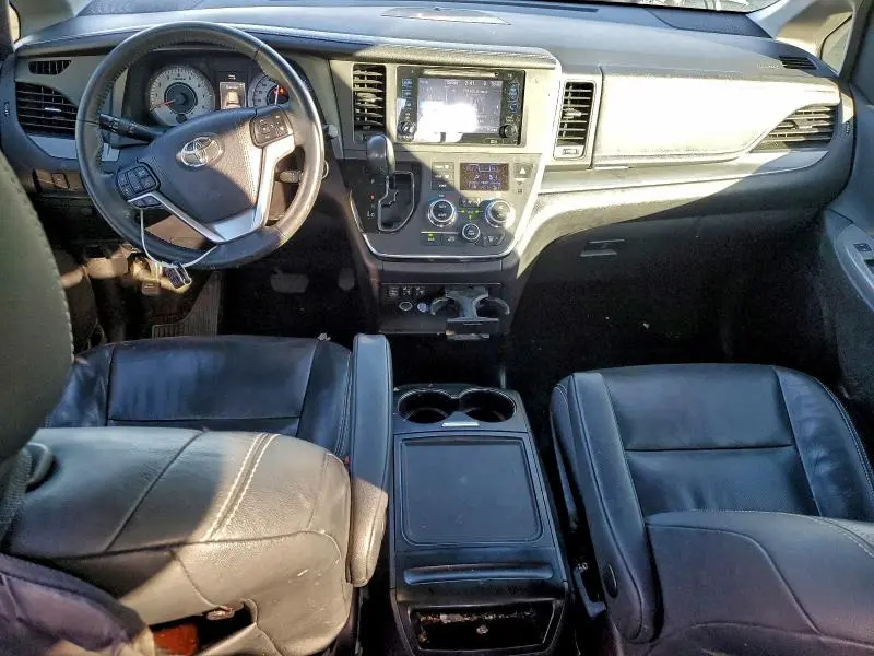 2017 TOYOTA SIENNA SE  