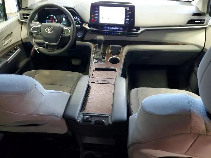 2021 TOYOTA SIENNA LE  