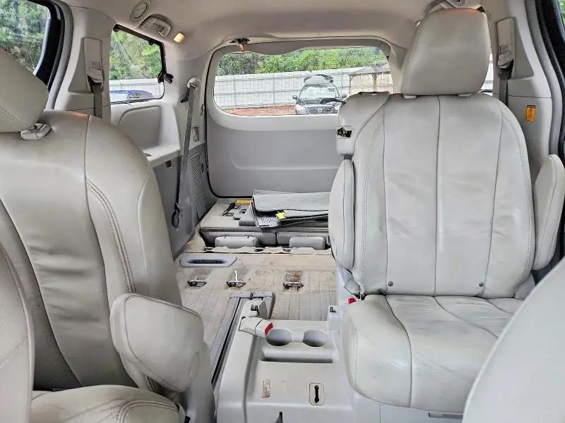 2013 TOYOTA SIENNA XLE 8-PASSENGER  