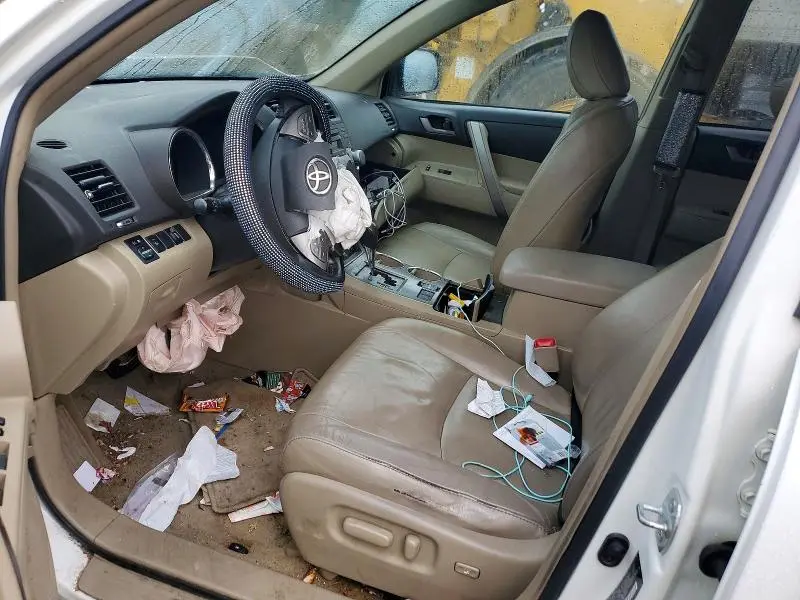 2010 TOYOTA HIGHLANDER SE  