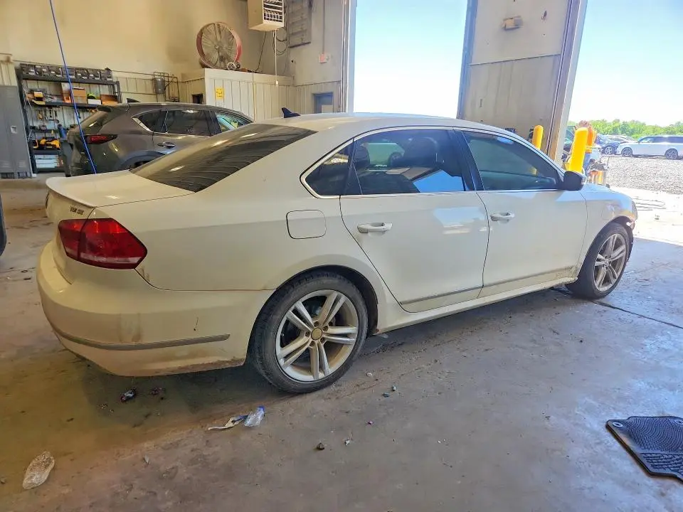 2014 VOLKSWAGEN PASSAT SE  