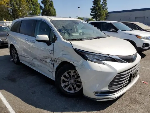 2021 TOYOTA SIENNA XLE 8-PASSENGER  