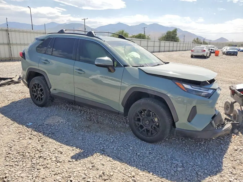 2022 TOYOTA RAV4 XLE  