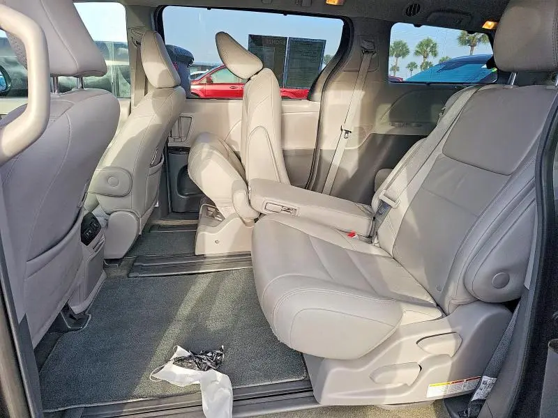 2018 TOYOTA SIENNA XLE 8-PASSENGER  