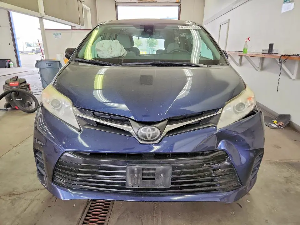 2018 TOYOTA SIENNA LE  