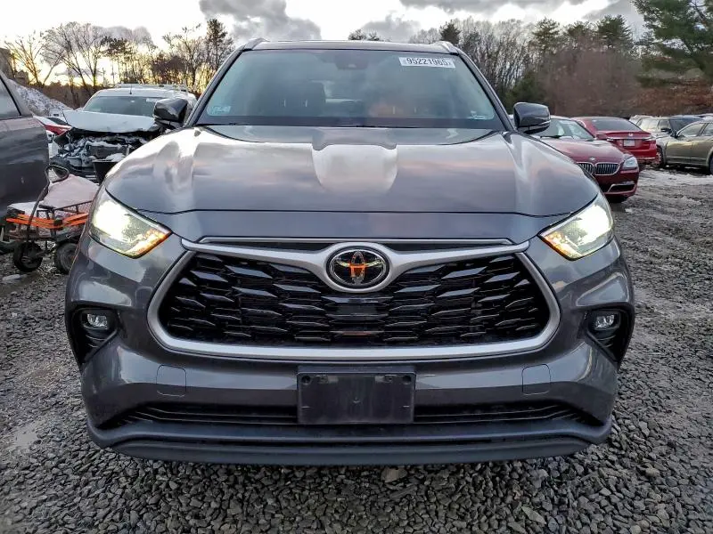 2022 TOYOTA HIGHLANDER XLE  