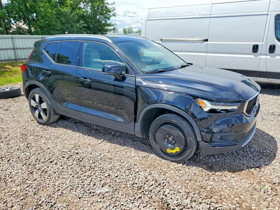 2021 VOLVO XC40 T5 MOMENTUM  