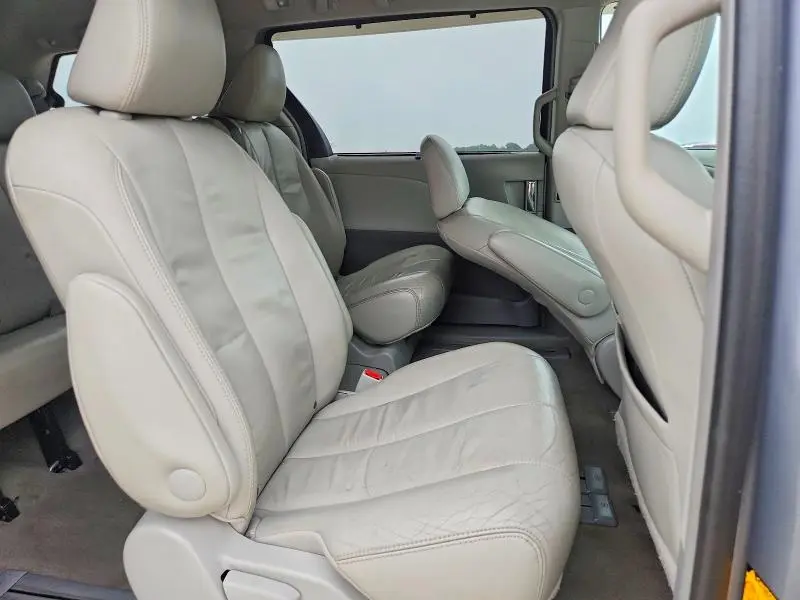 2013 TOYOTA SIENNA XLE 8-PASSENGER  