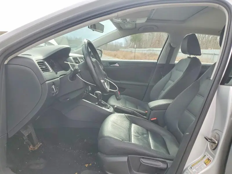 2011 VOLKSWAGEN JETTA SE  