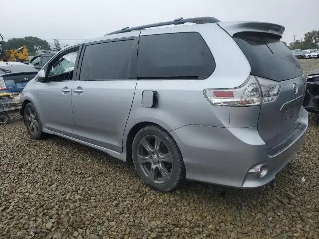 2017 TOYOTA SIENNA SE  