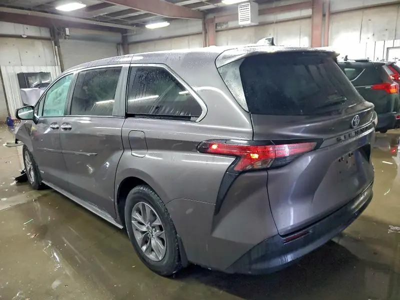 2021 TOYOTA SIENNA XLE  