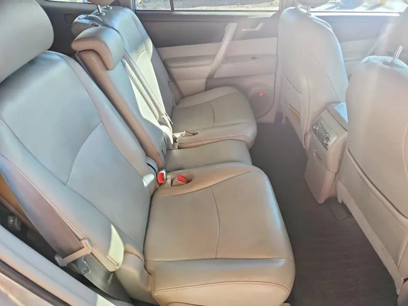2012 TOYOTA HIGHLANDER SE  