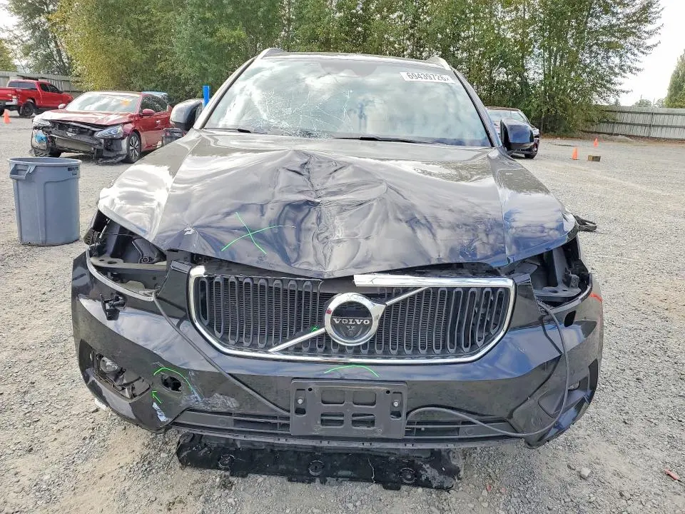 2019 VOLVO XC40 T5 MOMENTUM  
