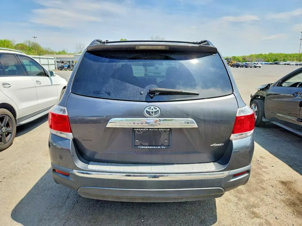 2013 TOYOTA HIGHLANDER SE  