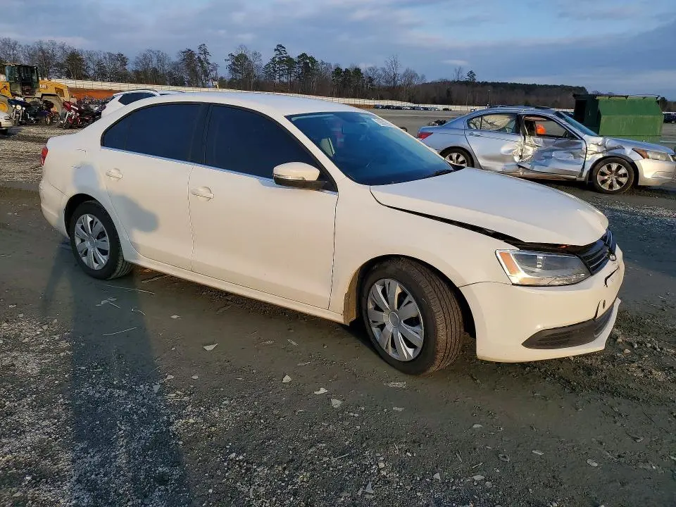 2013 VOLKSWAGEN JETTA SE  