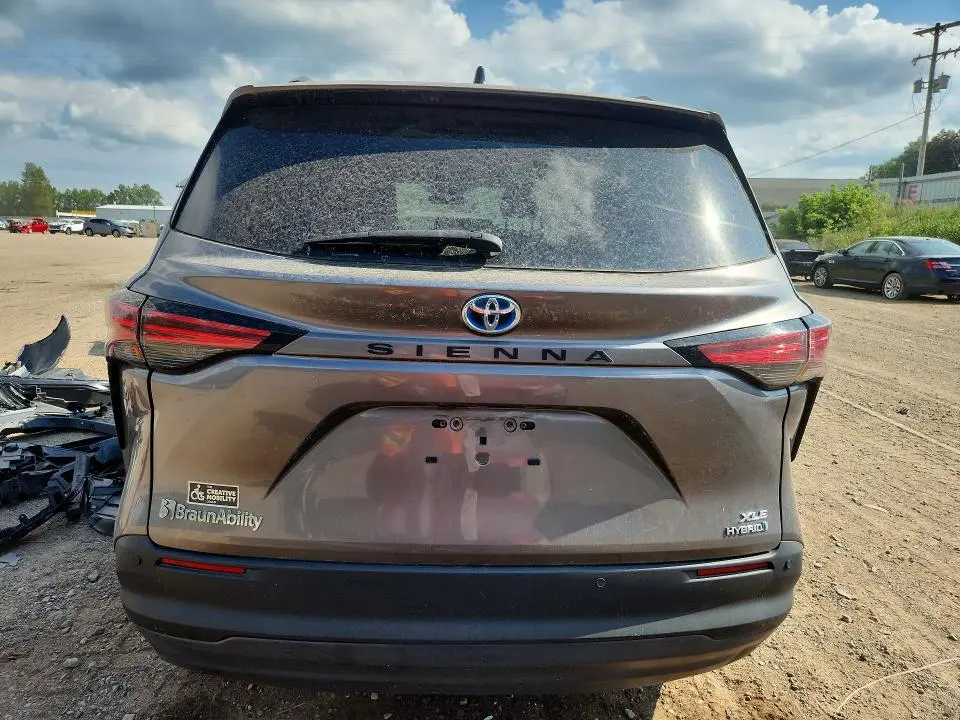 2022 TOYOTA SIENNA XLE  