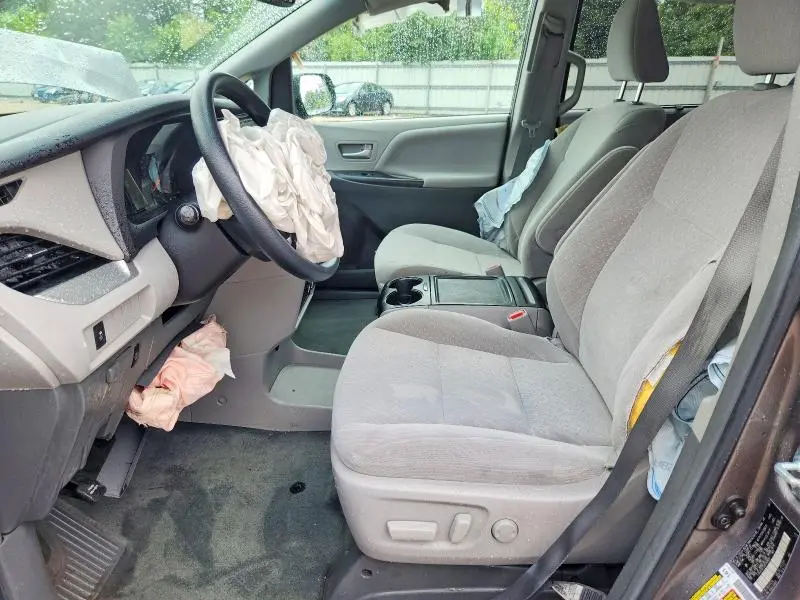 2017 TOYOTA SIENNA LE  