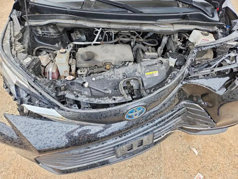 2021 TOYOTA SIENNA XLE  