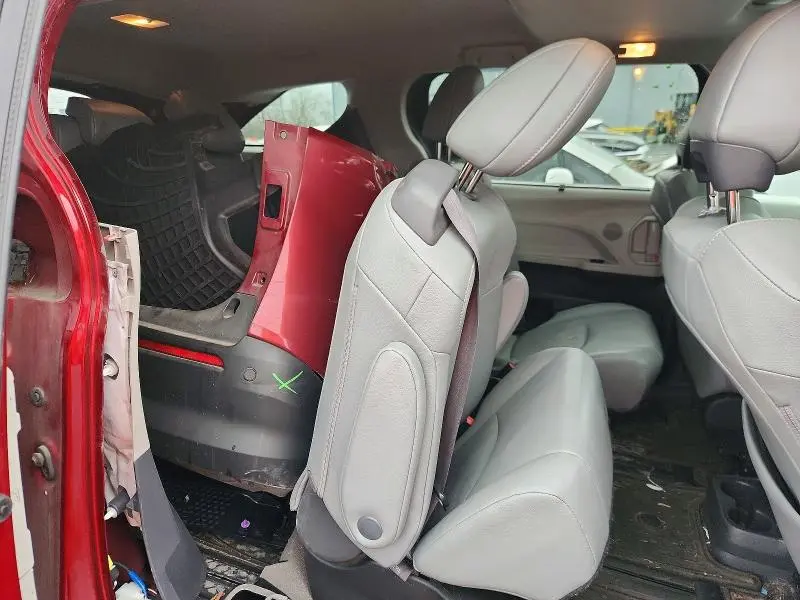 2023 TOYOTA SIENNA XLE  