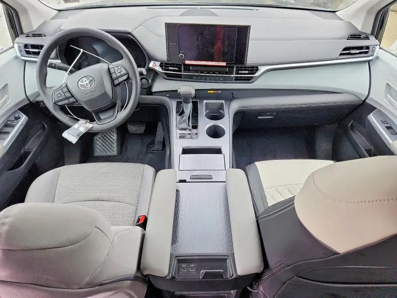 2025 TOYOTA SIENNA LE  