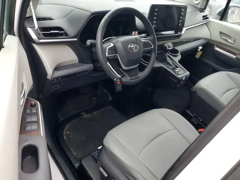 2023 TOYOTA SIENNA XLE  