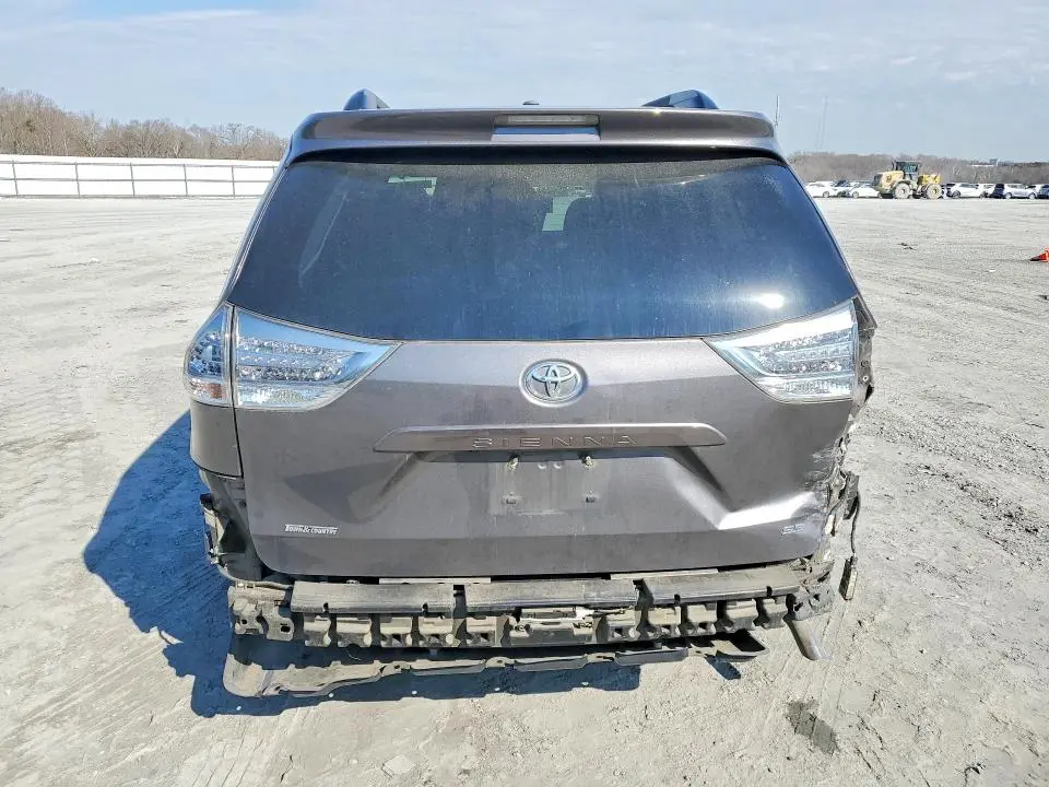 2017 TOYOTA SIENNA SE  