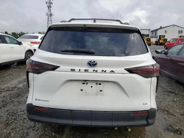 2025 TOYOTA SIENNA LE  