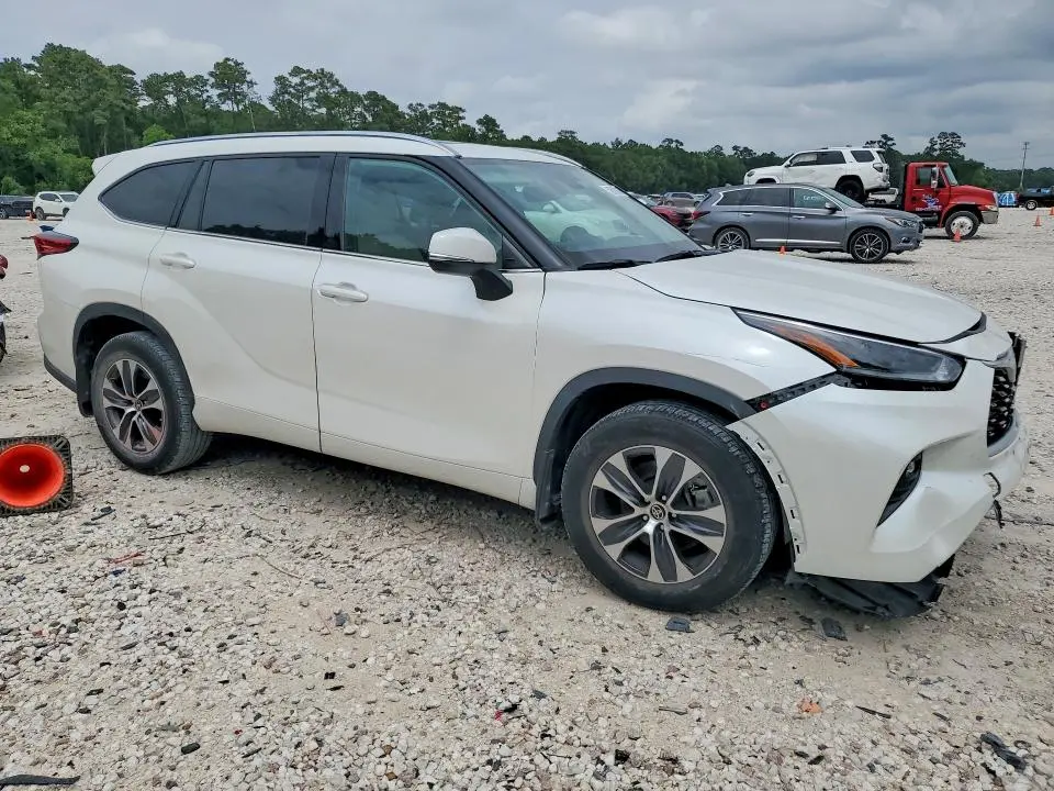 2021 TOYOTA HIGHLANDER XLE  