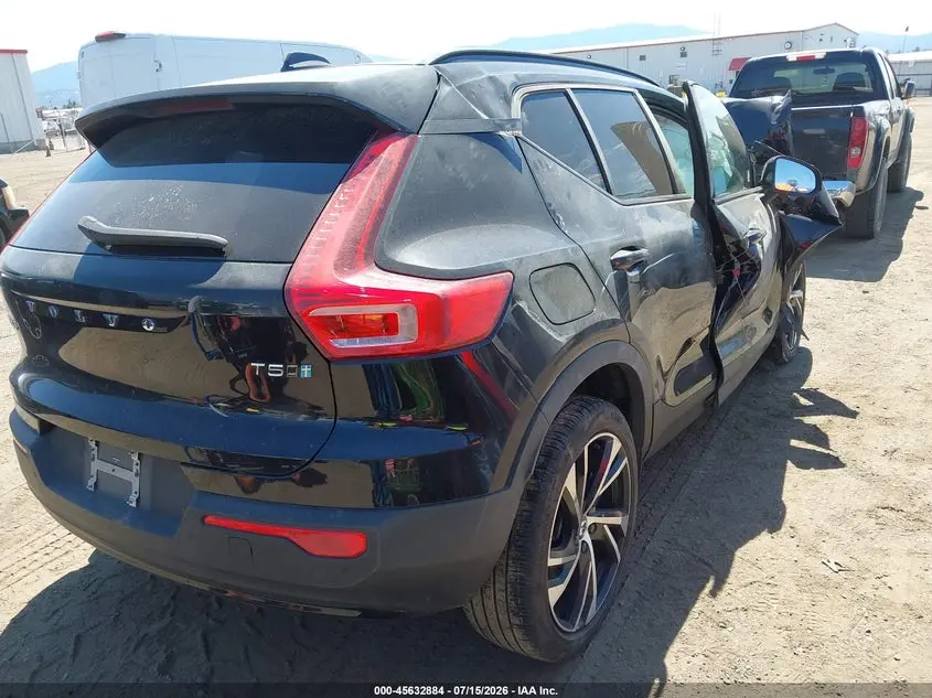 2022 VOLVO XC40 T5 R-DESIGN