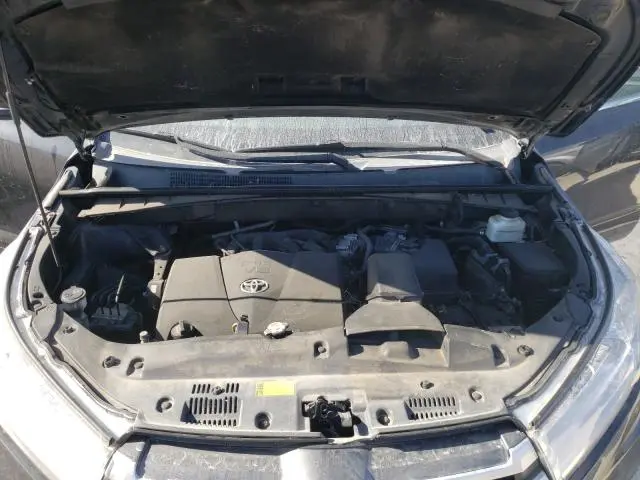 2017 TOYOTA HIGHLANDER SE