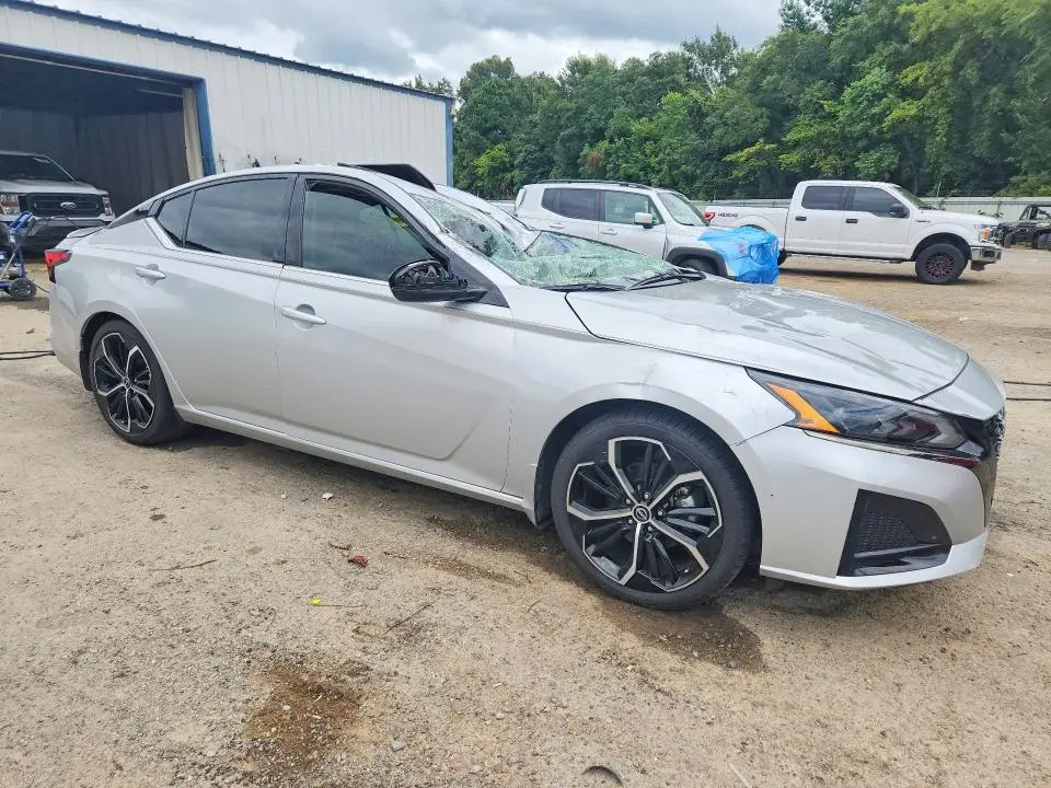 2024 NISSAN ALTIMA SR  