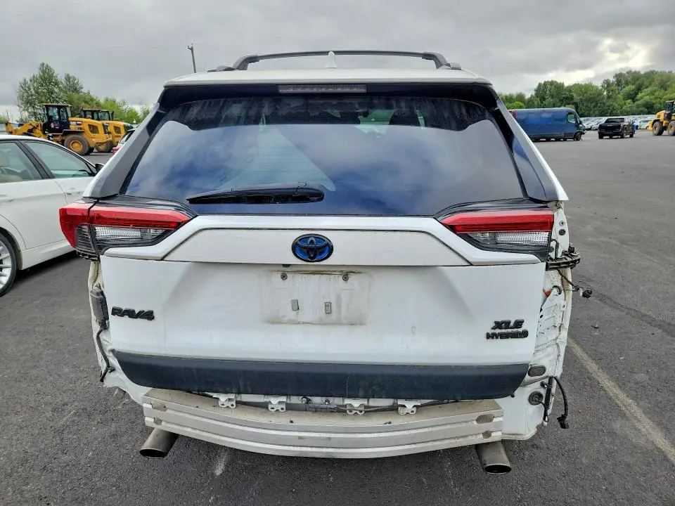 2021 TOYOTA RAV4 XLE  