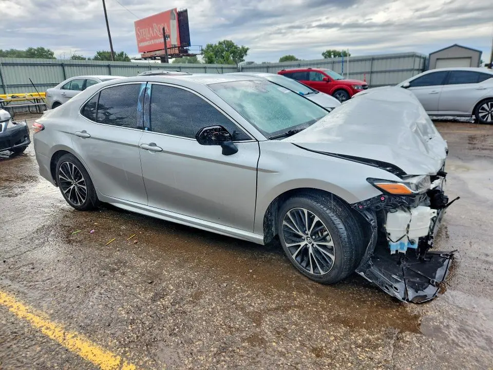 2018 TOYOTA CAMRY SE  