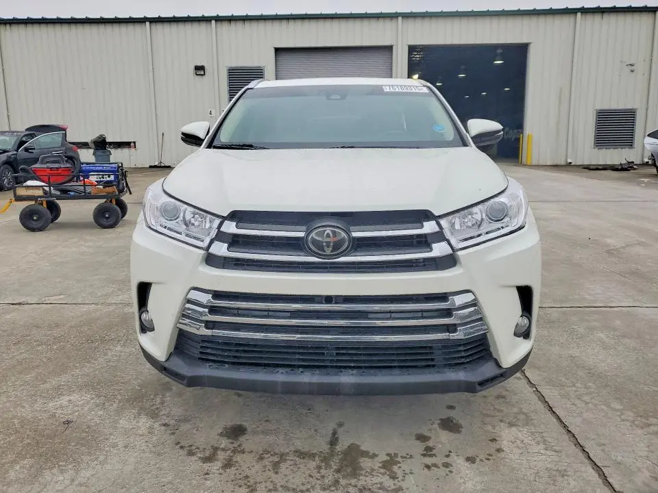 2019 TOYOTA HIGHLANDER SE  