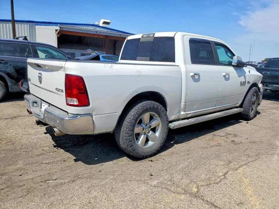 2016 RAM 1500 SLT  