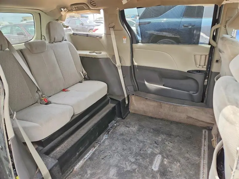 2018 TOYOTA SIENNA LE  